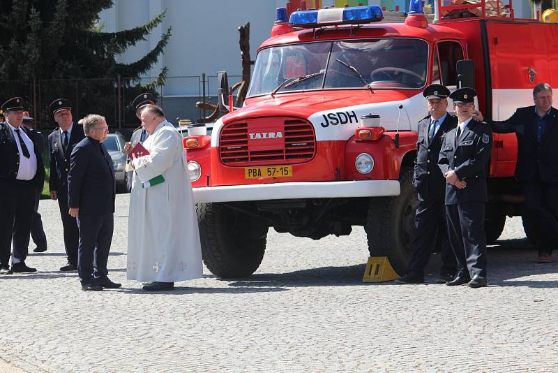 Hasiči v Kamýku nad Vltavou slavnostně křtili nový zásahový vůz.