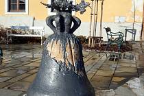 Olověný zvon před Galerií Františka Drtikola.