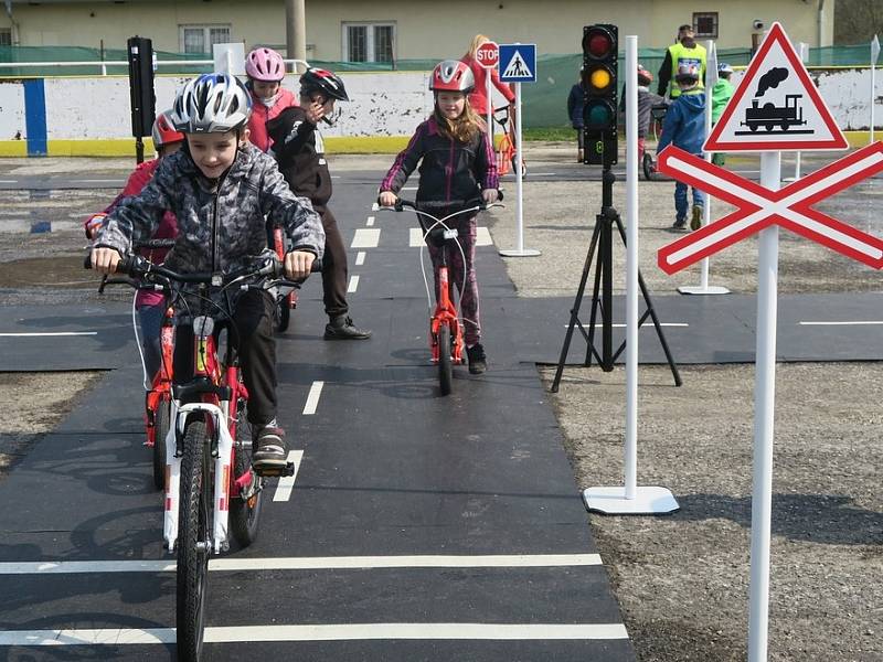 DĚTSKÉ MOBILNÍ hřiště v Dobříši je v provozu. Hned první den provozu se dopravní výchovy zúčastnilo 68 žáků dobříšských základních škol.