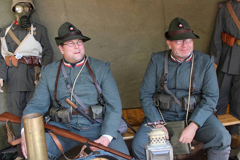 Již 9. ročníku tradičních Jineckých slavností se účastnila také Armáda ČR. Na akci byla výstava vojenské techniky a střílelo se i z malého děla.