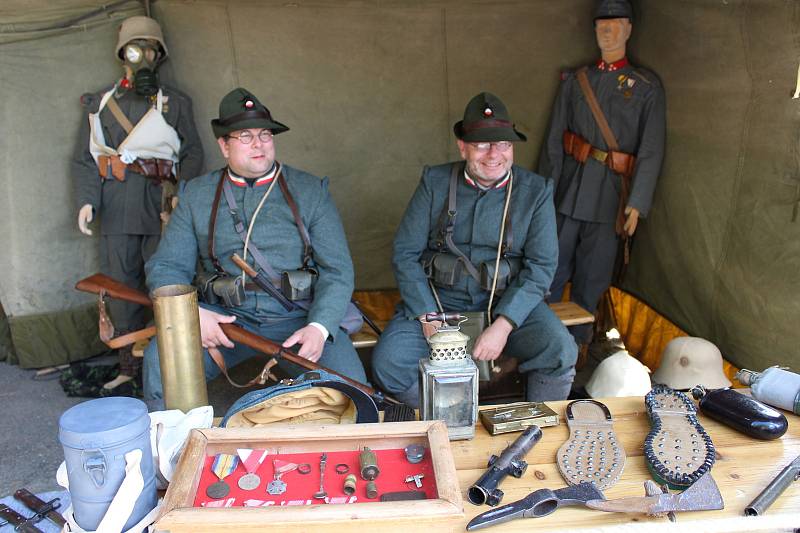 Již 9. ročníku tradičních Jineckých slavností se účastnila také Armáda ČR. Na akci byla výstava vojenské techniky a střílelo se i z malého děla.