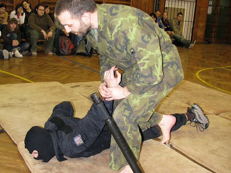 Ukázka sebeobrany pro studenty Gymnázia Příbram. Ukázku předváděl instruktor bojového umění Musado Vít Skalník s figurantem.