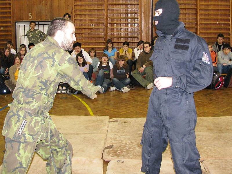 Ukázka sebeobrany pro studenty Gymnázia Příbram. Ukázku předváděl instruktor bojového umění Musado Vít Skalník s figurantem.