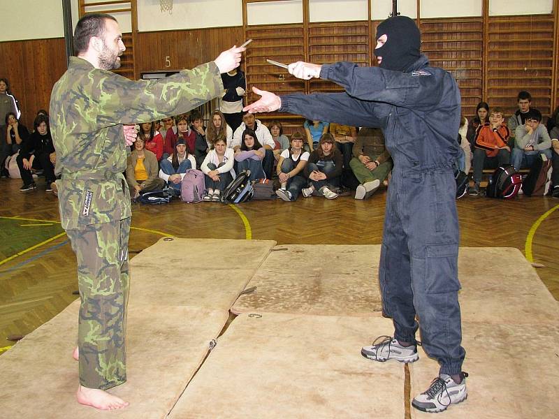 Ukázka sebeobrany pro studenty Gymnázia Příbram. Ukázku předváděl instruktor bojového umění Musado Vít Skalník s figurantem.