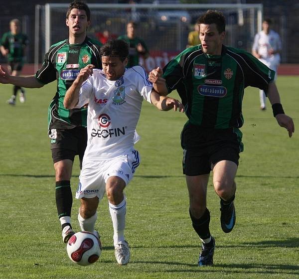 2. liga: Vítkovice - Marila Příbram (1:0). Střelec jediného gólu Martin Pulkert utíká příbramské dvojici Tomáš Pilík a Michal Klesa.