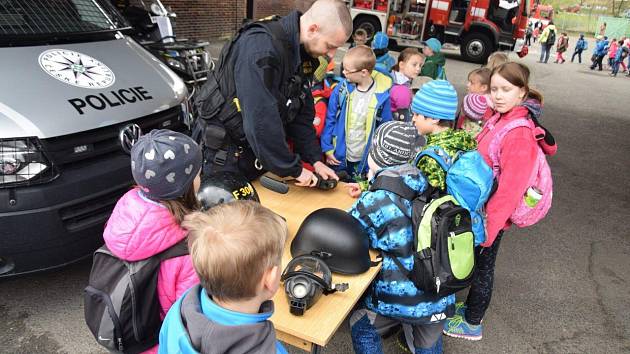 Společně s hasiči představili svoji techniku dětem i záchranáři a Policie ČR.