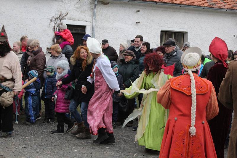 Odpolední masopustní vystoupení ve Vysokém Chlumci je vždy trochu ve stínu svého "bratrského" dopoledního vystoupení v Příbrami.