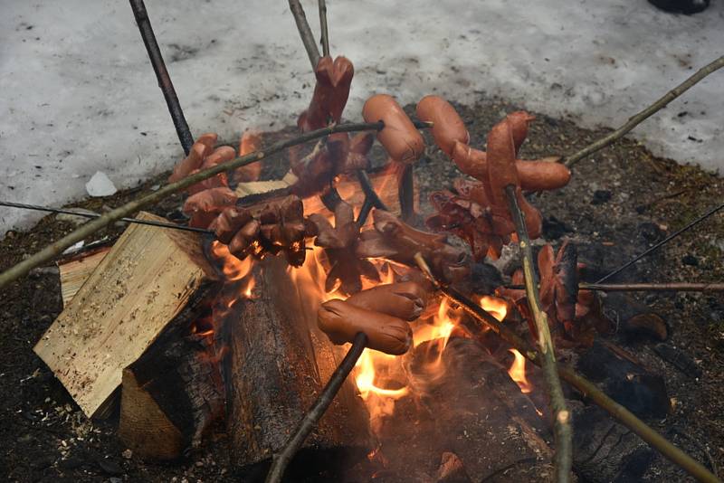 Čím výše účastníci stoupali, tím bylo okolí krásnější, v lese bylo téměř 50 centimetrů sněhu.Na Pražáku na příchozí čekaly medaile, červené razítko, pečení buřtíků a teplé alkoholické i nealkoholické nápoje.