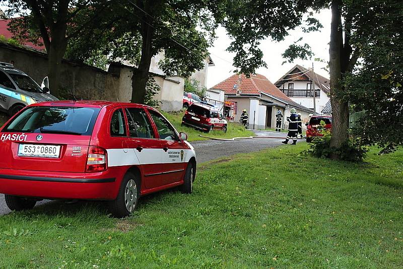 Požár budovy bývalého zemědělského statku v Ouběnicích. Podnikalo v nich několik firem. Foto: Markéta Lišková