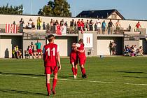 Jedním z hřišť, kde se bude spolurozhodovat o titulu podzimního půlmistra 8. ligy, je Stará Huť. V tabulce pátí domácí vyzvou vedoucí Daleké Dušníky.