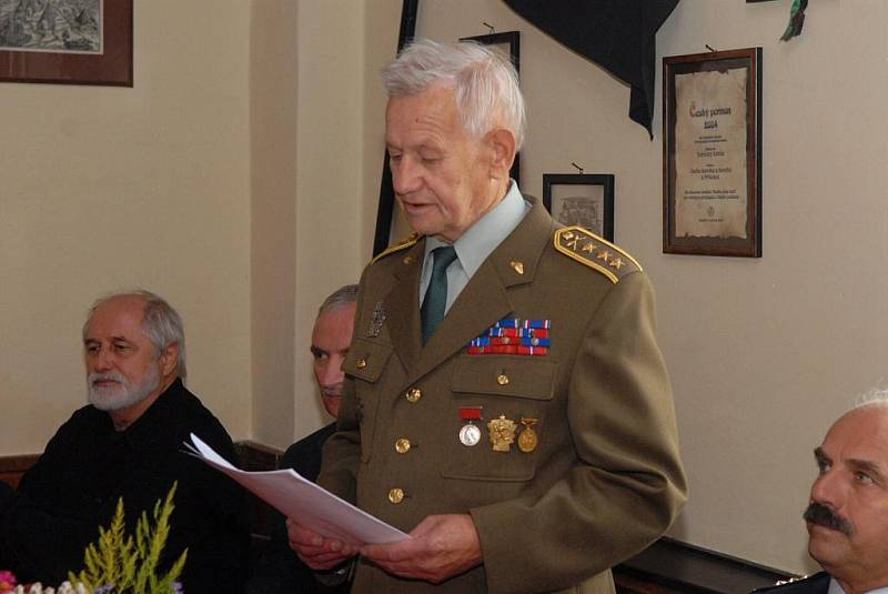 V areálu bývalého dolu Marie v Příbrami na Březových Horách se konalo vzpomínkové setkání při příležitosti 65. výročí Karpatsko – Dukelské operace. 
