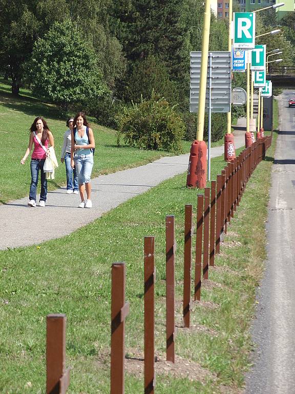 Nový plot u gymnázia oddělí chodník od silnice