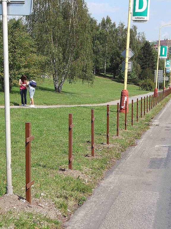 Nový plot u gymnázia oddělí chodník od silnice