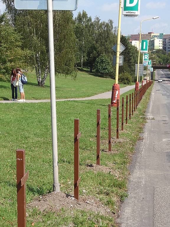 Nový plot u gymnázia oddělí chodník od silnice