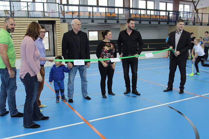 Pásku k nové hrací ploše stříhali společně zástupci města a sportovních spolků, architekt projektu, lidé ze zhotovitelské firmy a zástupci dobříšské společnosti Dokas.