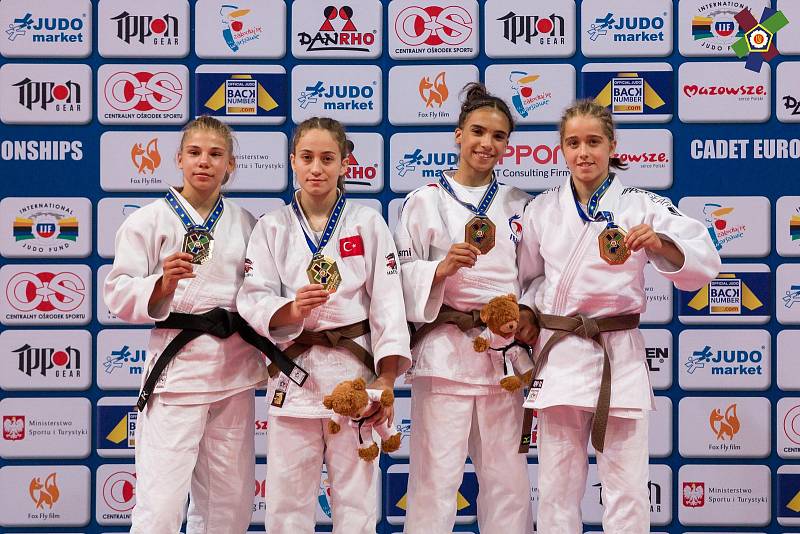 Příbramská judistka Tereza Bodnárová (vpravo) získala na dorosteneckém mistrovství Evropy ve Varšavě bronzovou medaili.