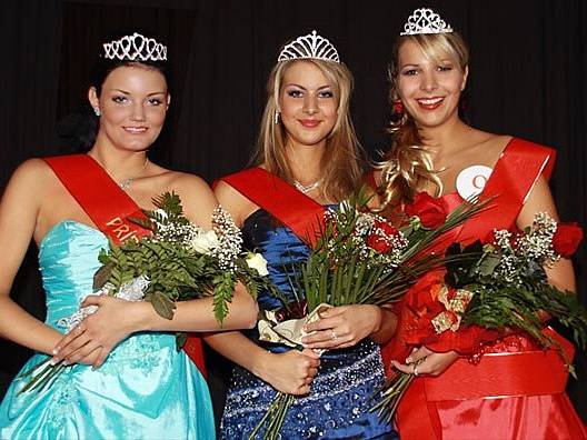 Vítězky Miss Příbramska 2008. Uprostřed vítězka Martina Stollová, vlevo první vicemiss Anna Mrázová a vpravo druhá vicemiss Silvie Šmuclerová.