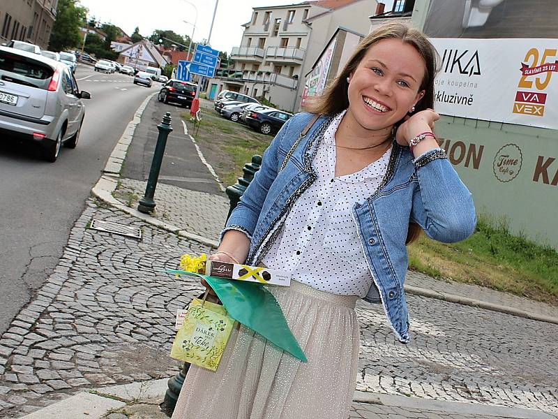 Konec školního roku před základní školou v Jiráskových sadech v Příbrami provázela radost, úleva, ale i slzy.