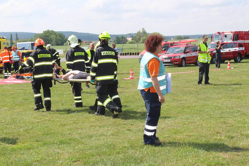 Mezi letištěm a motoristickým polygonem u Dlouhé Lhoty, známým například školou smyku, hasiči, zdravotničtí záchranáři a policisté nacvičovali zásah na místě havárie malého letadla. S ním se pojí i nutnost zajistit pomoc pro větší počet zraněných.