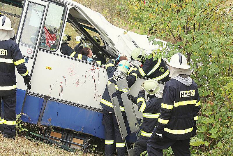 V Dlouhé Lhotě se konalo taktické cvičení záchranářů při vážné nehodě autobusu. Mělo za úkol prověřit připravenost všech složek integrovaného záchranného systému. 