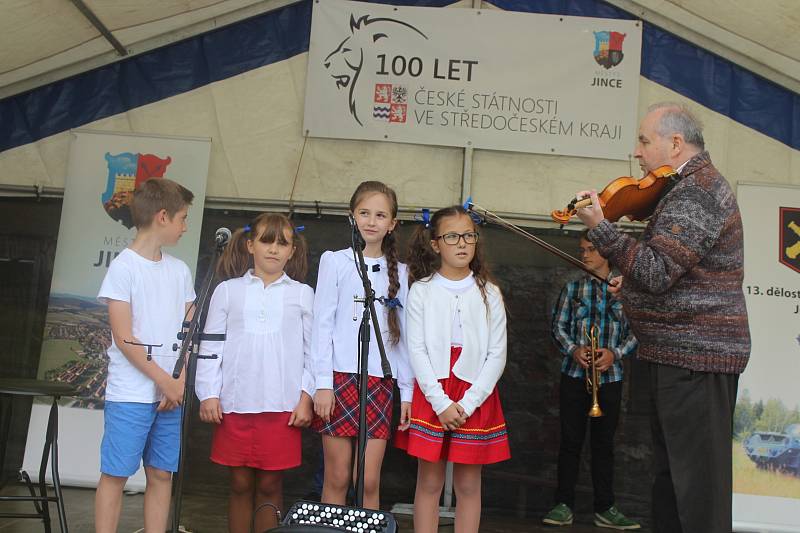 V Jincích v sobotu uspořádali akci na počest 100. výročí vzniku Československa. Slavnostní zasazení památné lípy svobody se uskutečnilo v areálu historické huti Barbora.