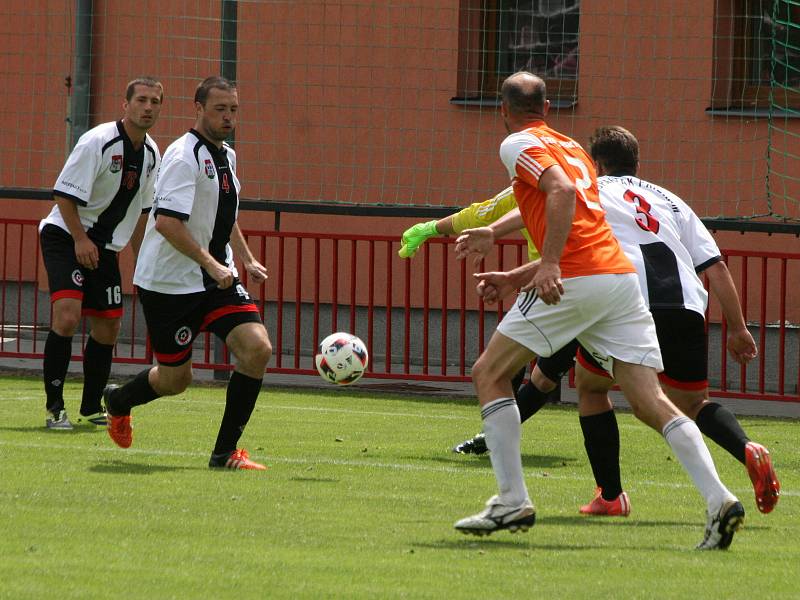 Fotbalisté Spartaku Příbram na domácím hřišti v posledním kole sezony zvítězili nad Všenory 2:0 a slaví postup do krajského přeboru.