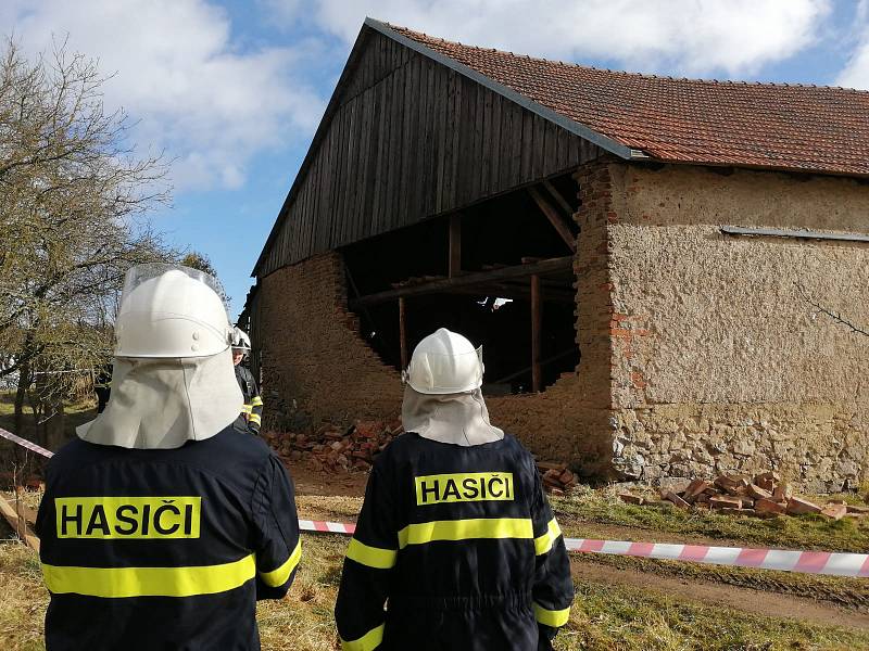 Vichřice ve Vacíkově narušila statiku jedné ze stodol.