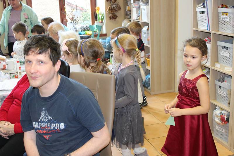 Potěšit svým vystoupením přišly v adventním čase děti z MŠ Kličkova vila klienty denního stacionáře Farní charity Příbram.