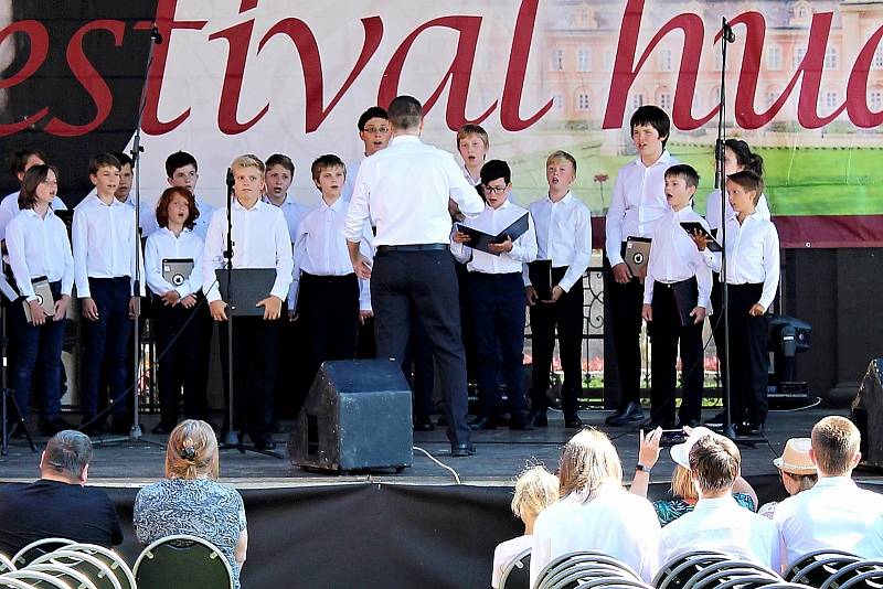 Z Festivalu hudby na zámku Dobříš.