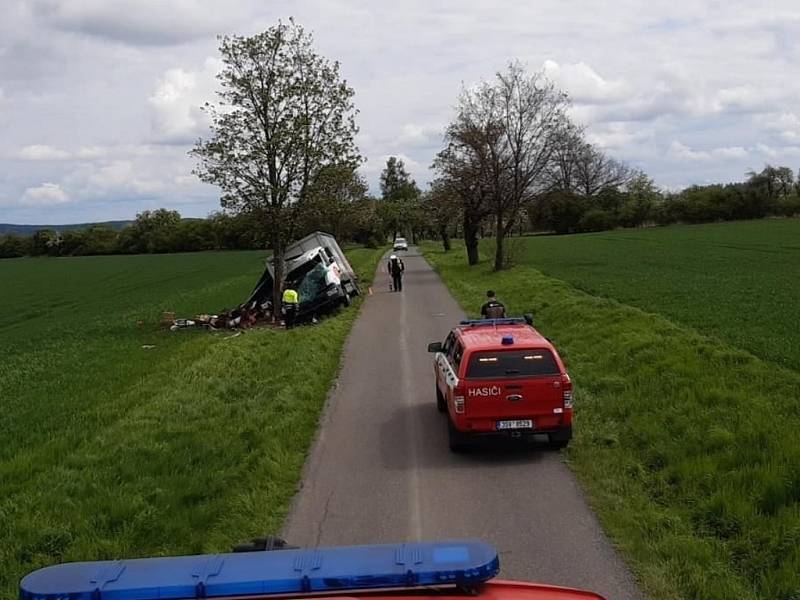 Dopravní nehoda nákladního auta s pivem na silnici III/1756 mezi obcemi Drahenice a Draheničky.
