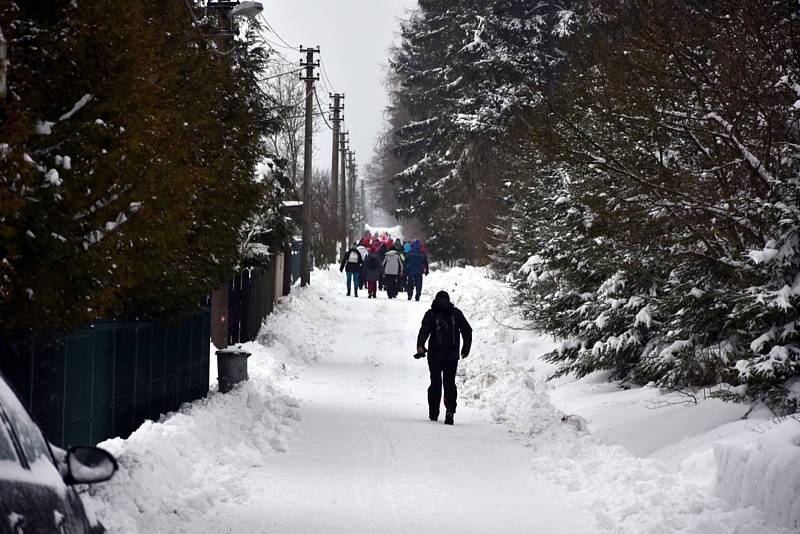 Čím výše účastníci stoupali, tím bylo okolí krásnější, v lese bylo téměř 50 centimetrů sněhu.Na Pražáku na příchozí čekaly medaile, červené razítko, pečení buřtíků a teplé alkoholické i nealkoholické nápoje.