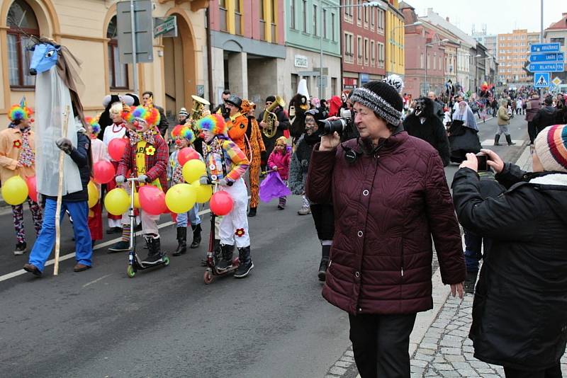 Sobotní masopustní průvod zahájil v Březnici čtyřicetidenní půst.