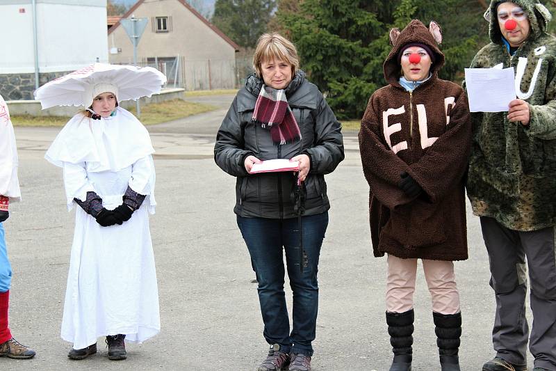 V Mokrovratech se sešly maškary na koledu a zahájily své tradiční reje a taškařice.