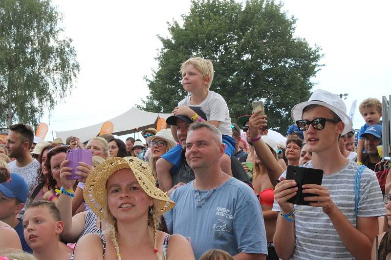 Letní festival v příjemném prostředí, přímo na pláži, byl v tropickém počasí volbou několika tisíců návštěvníků.