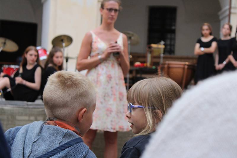 Z koncertu žáků All Hallows Catholic School na zámku v Březnici.