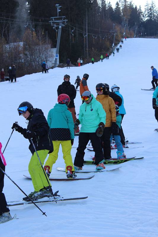 V sobotu 17. listopadu byla zprovozněna sjezdovka na Monínky a tak si sníh užili lyžaři i na Příbramsku.