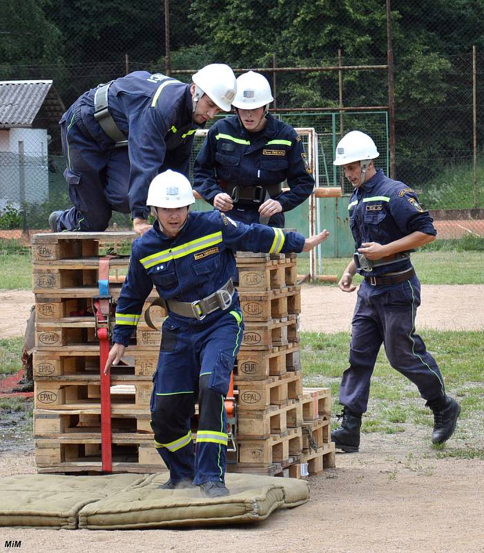 O tři putovní trofeje se zápolilo ve třech kategoriích: družstva dětí, žen a mužů. Kromě zástupců 7. okrsku z Jinec, Čenkova, Ohrazenice a Křešína přijeli i hosté z Kardavce, Hluboše, Hostomic, Jánské a Dobříše.