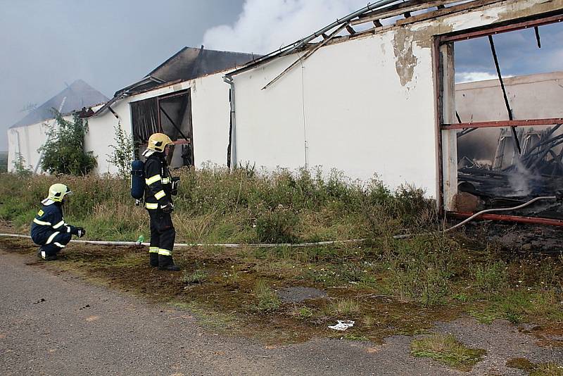 Požár budovy bývalého zemědělského statku v Ouběnicích. Podnikalo v nich několik firem. Foto: Markéta Lišková