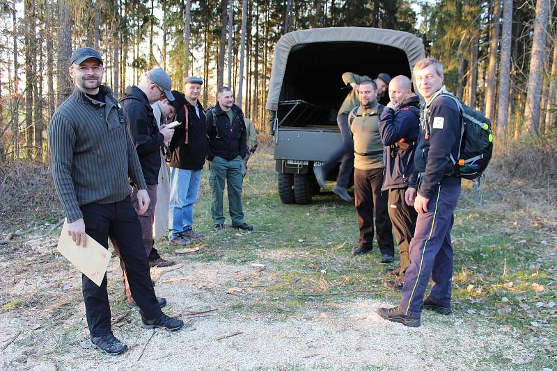 Noční pochod po stopách výsadku partyzánů z výsadku CHALK přilákal policisty, vojáky, hasiče a další účastníky z celé České republiky.