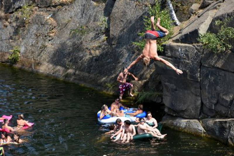 Otevřené mistrovství České republiky v cliffdivingu vzhledem k horkému a slunečnímu počasí přilákalo tisíce diváků.