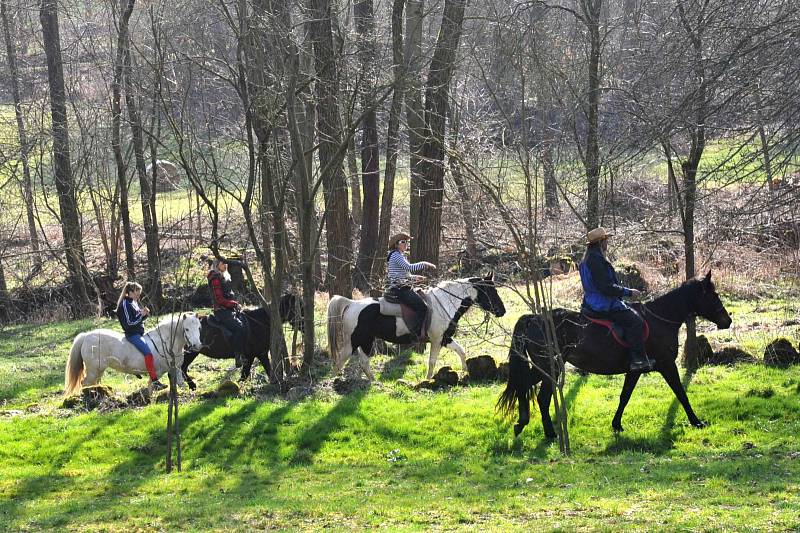 Tradičně na Boží Hod Velikonoční se několik desítek turistů,  cyklistů i jezdců na koních prošlo údolím říčky Brsiny.