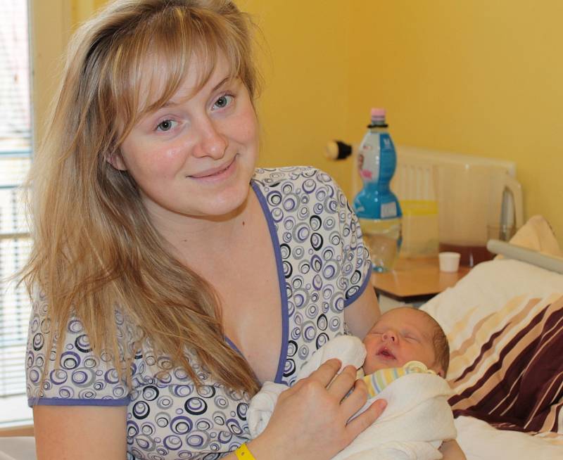 Malá Klára se narodila 9. dubna v 8.43. Při příchodu na tento svět jí sestřičky navážily 2,77 kilogramu. Z prvorozené holčičky se radují rodiče Lucie a Jan Svatošovi ze Sedlce-Prčice.