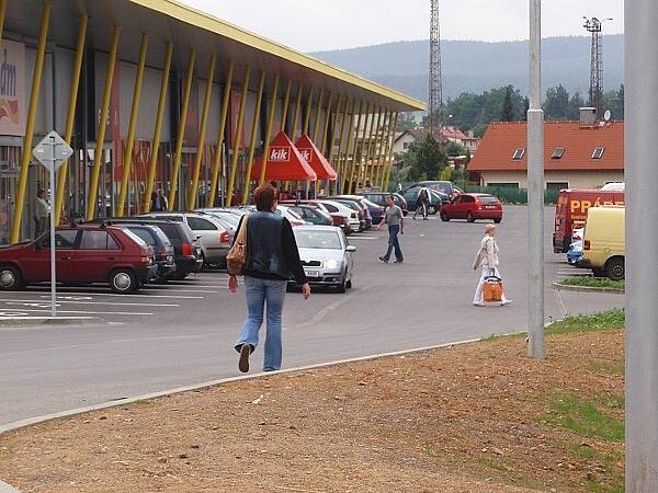 Nové obchodní centrum Stop Shop v Příbrami. Chodci se k němu ale dostanou pouze po silnici