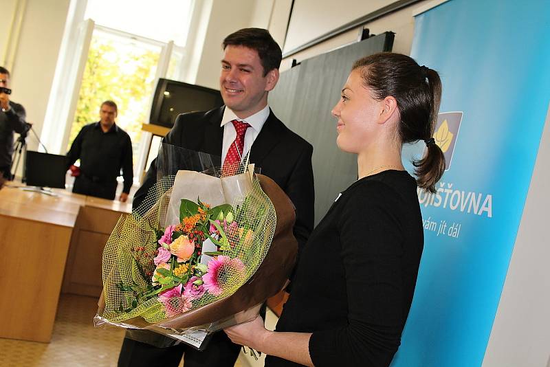 Titul Gentleman silnic udělila Česká pojišťovna společně s Policií ČR jednadvacetileté studentce oboru Diplomovaný zdravotnický záchranář v příbramské zdravotnické škole Nikole Svobodové.