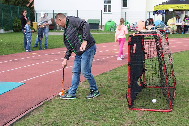 Největší česká pikniková deka získala rekord v Dobříši.