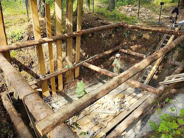 Na Jedové hoře u Komárova se konalo setkání u příležitosti dokončení prací spojených se zabezpečením tamních starých důlních děl. Šachta Barbora při opravě.