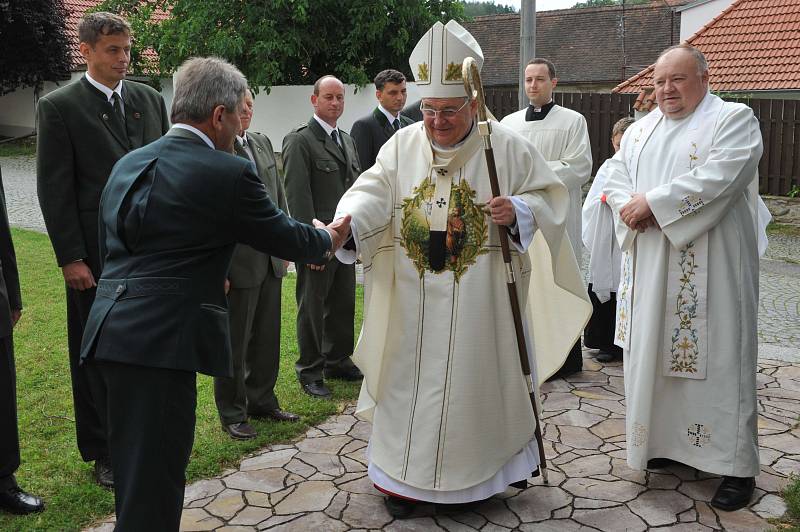 Svěcení zvonu v Krásné Hoře s kardinálem Dukou.