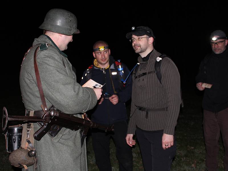 Noční pochod po stopách výsadku partyzánů z výsadku CHALK přilákal policisty, vojáky, hasiče a další účastníky z celé České republiky.