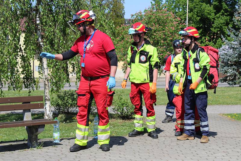 V sobotu v 6 hodin začínala druhá a závodní část, a to týmový závod na trase 21 kilometrů, na které na záchranáře čekalo deset situací, které bylo nutné řešit - ať už paraglajdista v drátech vysokého napětí, výbuch v továrně nebo auto v rybníce.