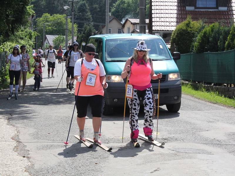 V ulicích obce Obecnice se soutěžilo v lyžování. I letos se našla v obci řada zájemců o účast v zábavném závodu na lyžích ulicemi Obecnice..
